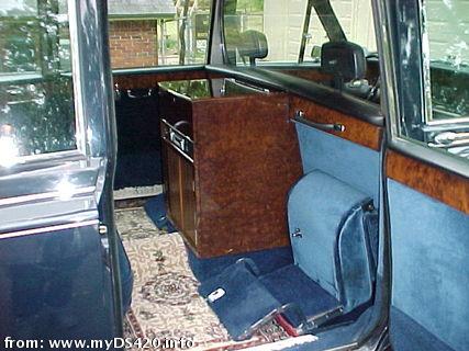 Dark blue limo, back(37kB)